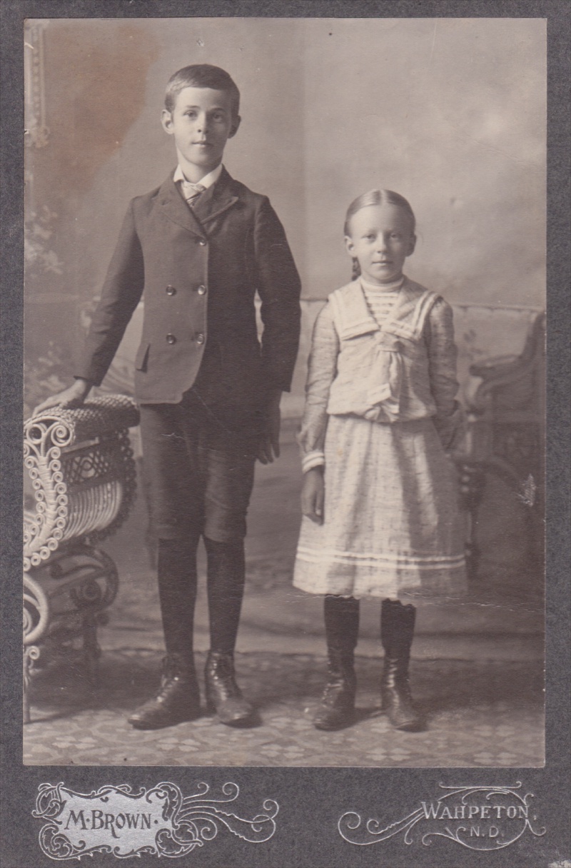Family-History/Dan's family Favorites/800x600_1896 Cousins-Rhoda-Loon-Joseph-Lunde.jpg